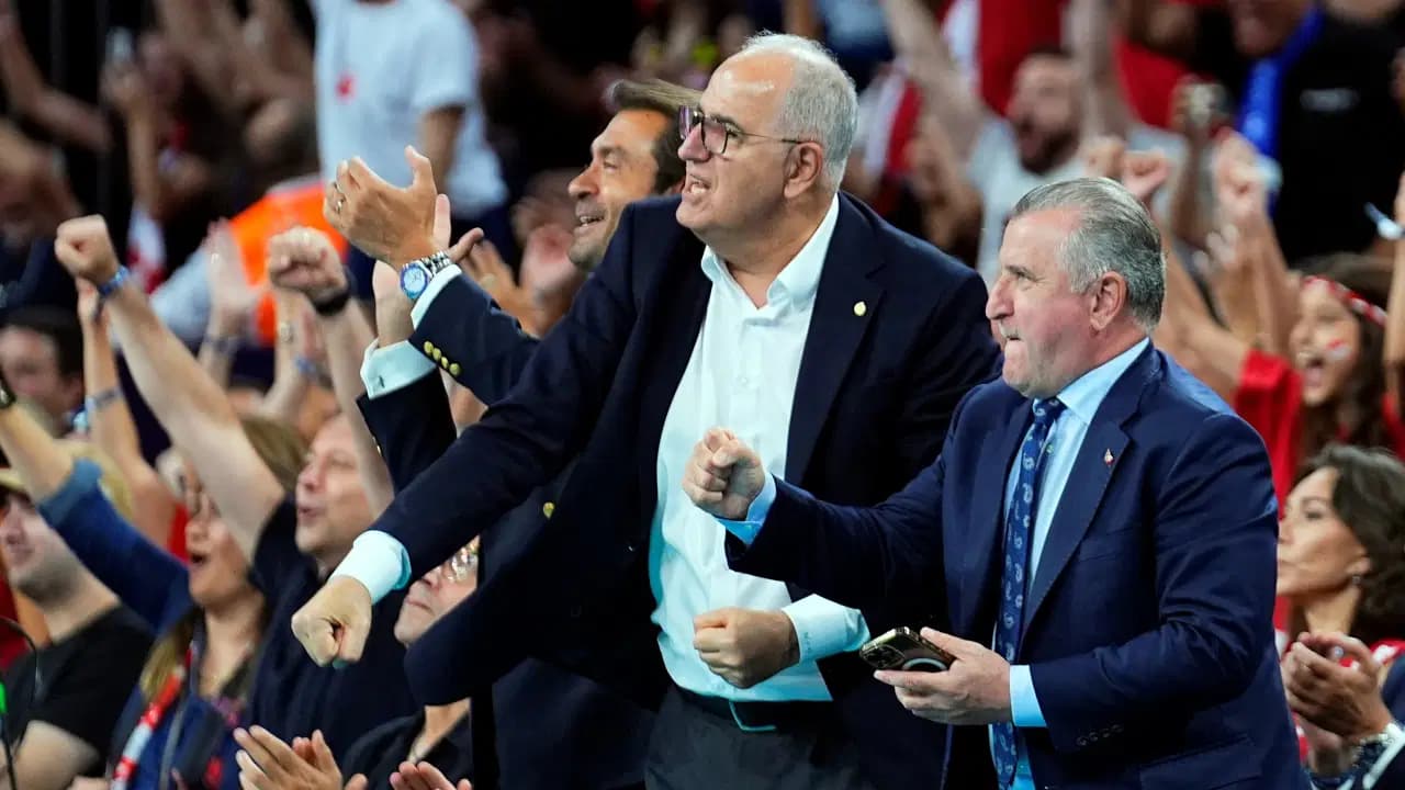 Mehmet Üstündağ'dan Avrupa şampiyonu Filenin Sultanları'na övgü!